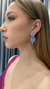 Aros colgantes con forma de hojas y flores, con incrustaciones de cristales color lavanda.