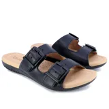Sandalia casual de cuero color negro, con dos tiras anchas ajustables con hebillas metálicas negras.