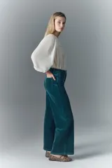 Pantalón oxford de corderoy elastizado color verde petróleo, de pierna ancha desde la cadera.