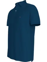 Chomba azul de Tommy Hilfiger, corte regular, con cuello tipo chomba, cartera de dos botones, diseño de rayas y logo bordado en el pecho.