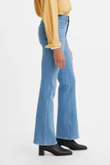Pantalón de jean de tiro alto, corte ajustado en la cadera y muslo, y bota acampanada.