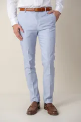 Pantalón de vestir celeste claro con diseño de espiga, corte slim fit y confeccionado en lino.