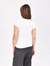 Remera blanca de corte ajustado y mangas cortas.