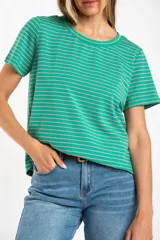 Remera de algodón con elastano, corte al cuerpo y mangas cortas. Diseño a rayas horizontales verdes y rosadas.