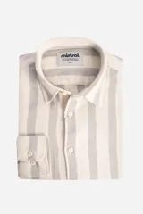 Camisa de manga larga a rayas verticales color crudo y gris, de estilo rústico y corte regular.