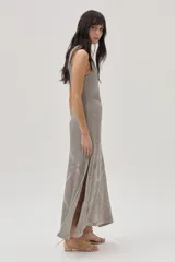 Vestido largo tejido calado color gris, con cuello halter y diseño de rombos.