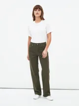 Pantalón jean de corte recto color verde oliva, con tiro alto y bolsillos delanteros y traseros.