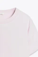 Camiseta negra de algodón de corte slim fit, cuello redondo y manga corta.