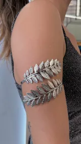 Brazalete plateado para el brazo, con diseño de hojas.