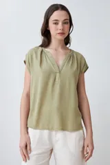 Blusa verde oliva de lyocell con cuello en V y mangas cortas.