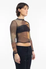 Remera de mesh transparente con cuello alto y mangas largas, con estampado de la Mona Lisa.