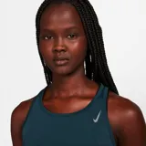 Musculosa de running Nike Fast Dri-Fit Tanike, color azul petróleo, con espalda deportiva y logo reflectivo en el pecho.