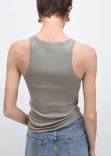 Musculosa azul marino de punto fino con tirantes finos y cuello redondo.