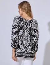 Blusa estampada de rayón de Ruby Rd., con escote en V y lazo de ajuste, de manga tres cuartos y corte amplio.