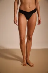 Bombacha de bikini tipo vedetina con estampado abstracto en tonos naranja y azul.