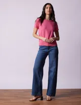 Buzo amarillo tejido en hilado fino, con cuello redondo y mangas cortas.