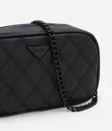 Bolso bandolera pequeño de cuero sintético negro con costuras formando rombos y asa larga de cadena.