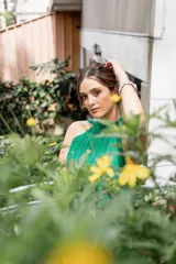 Vestido largo de gasa color verde esmeralda, con cuello halter, drapeado en el corpiño y falda plisada. Incluye lazos a los costados del cuello que permiten múltiples formas de uso.