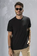 Remera negra de manga corta con bolsillo en el pecho.