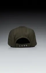 Gorra de cinco paneles color verde militar con visera negra y logo bordado en el frente.