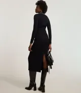 Vestido midi de punto negro con cuello polo, escote en V y manga larga.