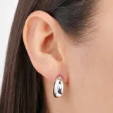 Aros colgantes dorados con forma de lágrima.