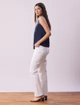 Blusa sin mangas en seda fría color blanco, marca Absolutely Famous. Escote en V con lazo entrelazado.