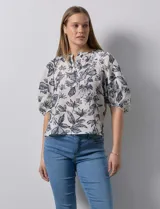 Blusa de gasa blanca, marca Sioni. Cuello a la base y escote en V con botones.