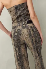 Pantalón de mujer con estampado animal print, de tiro medio, corte amplio y fit barrel.