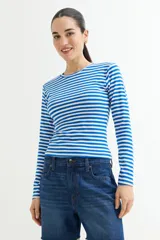 Remera de manga larga ajustada al cuerpo, con cuello redondo y estampado de rayas horizontales blancas y negras.