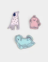 Set de tres pines metálicos con diseño de perros de diferentes razas, con detalles de color en esmalte.