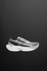 Zapatilla deportiva para correr largas distancias, color gris y negro, con parte superior de tejido de punto transpirable y suela de TPE-A. Cuenta con placa de carbono interna, plantilla interior OrthoLite®, stack de 39 mm y drop de 8 mm. Marca Zara Athleticz.