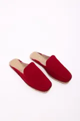Zuecos color rojo con capellada de gamuza, plantilla acolchada y suela de yute.