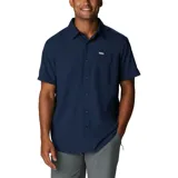 Camisa de manga corta azul marino, con cuello clásico, cierre frontal con botones, dos bolsillos en el pecho con cierre de botón y ventilación en la espalda.