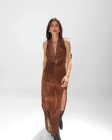 Vestido largo de microtul estampado color terracota, con forro interior, escote halter y tajo lateral.