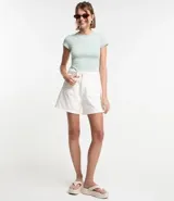 Blusa blanca de poliamida con cuello redondo y mangas cortas.