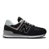 Championes urbanos New Balance modelo 574, color negro con detalles en gris y beige, confeccionados en gamuza y malla, con logo "N" característico en los laterales y entresuela ENCAP.