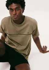 Conjunto de pijama para hombre, compuesto por una remera de manga corta color marrón con una línea horizontal negra en el pecho y un short negro.
