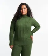 Polera de punto texturizado de rayas verticales color verde. Prenda alargada y con cuello alto.