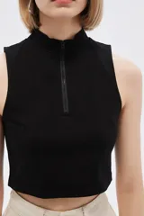 Top rojo de algodón con cuello alto, cierre frontal con cremallera y diseño sin mangas.