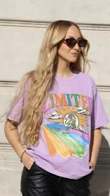 Remera lila de algodón con estampado de un auto azul, un tigre y la palabra "LIMITED" en letras de colores.