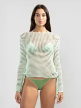 Sweater de tejido calado negro, con manga larga y cuello bote.