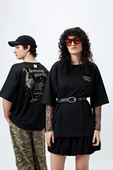 Remera blanca de corte holgado con mangas cortas y cuello redondo. Estampado pequeño en el frente con la frase "Spritz and Shine" en verde.