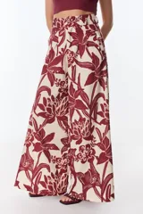 Pantalón palazzo de tiro alto con estampado floral en tonos beige y azul.