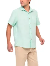 Camisa de manga corta color verde agua, confeccionada en lino orgánico. Tiene cuello italiano, calce regular y cierre con botones.