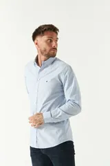 Camisa celeste a cuadros, de corte slim fit, manga larga y logo bordado. Confeccionada en 100% algodón.