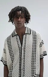 Camisa de manga corta tejida de punto abierto (símil crochet), calce oversize.