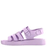 Sandalias planas color beige con tiras entrecruzadas y plataforma.