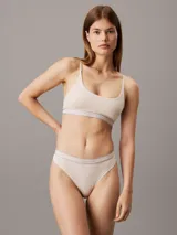 Colaless color beige de algodón orgánico y micromodal, con cintura elástica con logo Calvin Klein tonal.