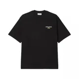 Remera negra de Lacoste con cuello redondo y manga corta. Estampado frontal con texto 'Jeu Set et Match' y logo de la marca.